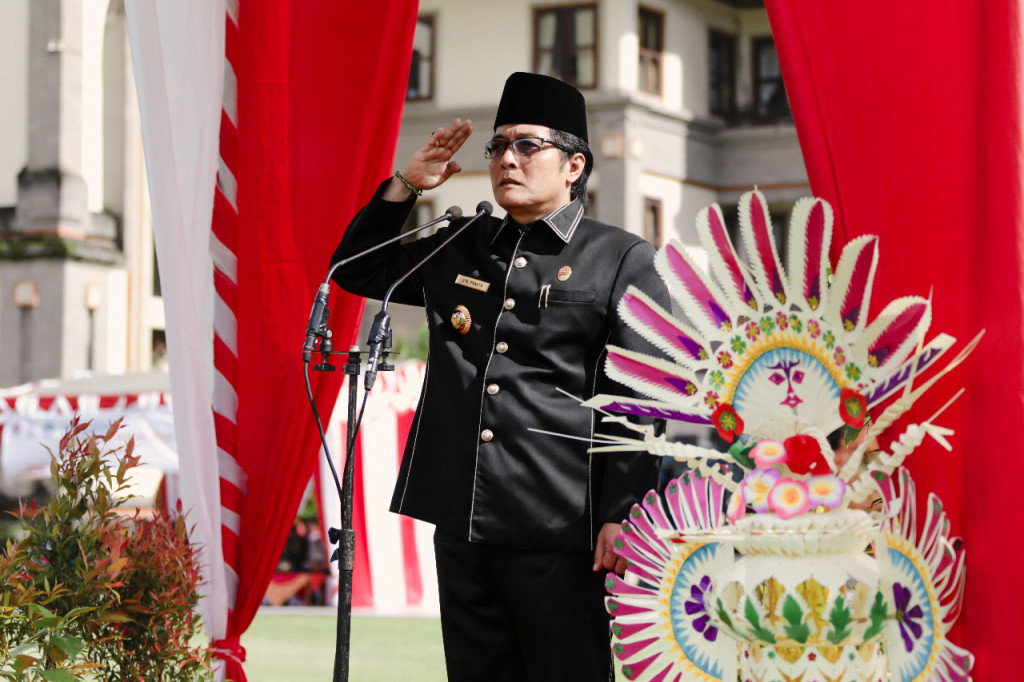 Bupati Giri Prasta Pimpin Apel Peringatan Sumpah Pemuda Ke-94
